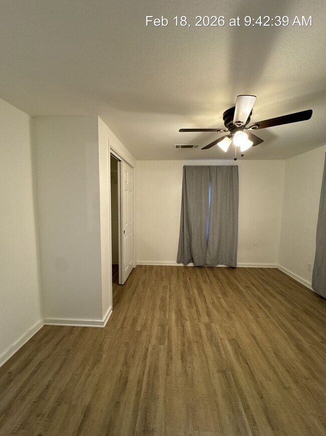 Building Photo - Woodlake Home! Available Now!