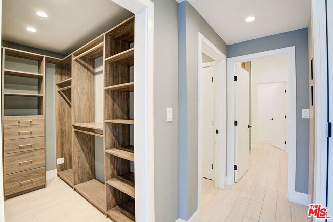 Building Photo - 423 N Palm Dr