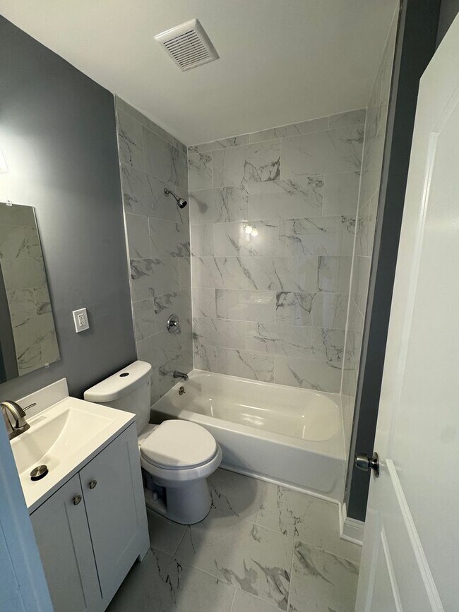 Building Photo - Charming Rowhome with Modern Touches in Ea...
