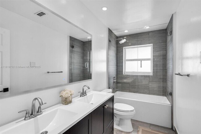 Building Photo - 1540 SE 23rd Ave