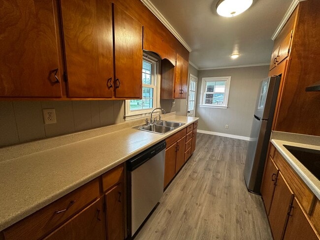 Building Photo - Updated Home with Parking in Radford