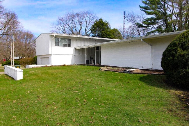 Building Photo - 2104 Zuppke Dr