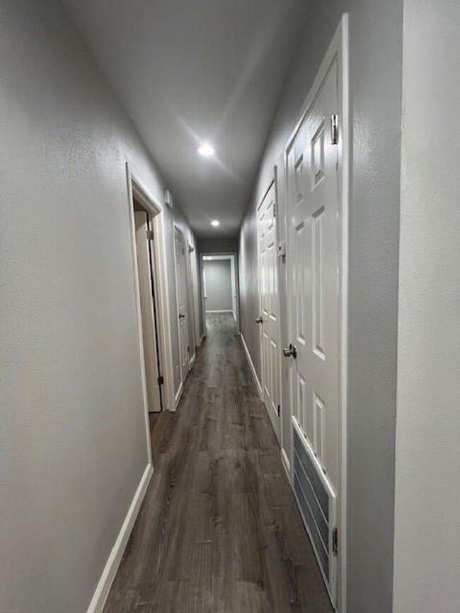 Building Photo - 304 N Oak St