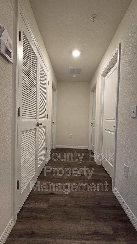 Building Photo - 915 Ariana St