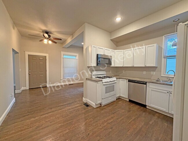 Building Photo - 916 N Pickwick Ave