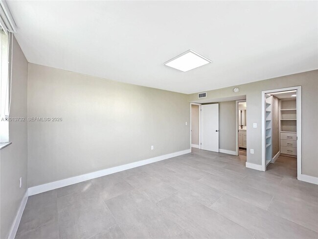Building Photo - 1145 Normandy Dr