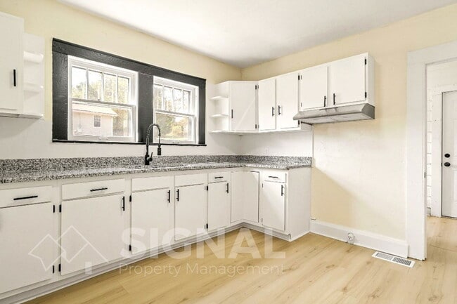 Building Photo - 425 Oak St