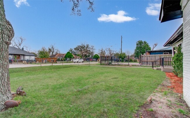 Building Photo - 3824 Topping St