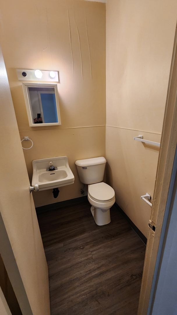 Building Photo - Three bedroom 1.5 house available for rent May 1 2026!