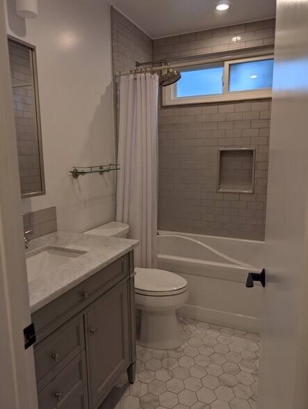 Full bath - 3617 Wesley St