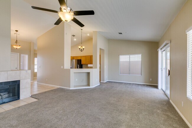 Building Photo - Charming Single-Story Home with Spa & Covered Patio Near Spencer & Wigwam in Las Vegas