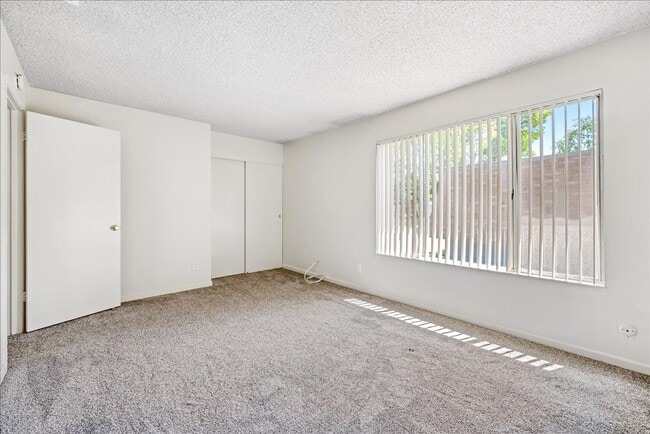 Building Photo - 8828 La Riviera Dr