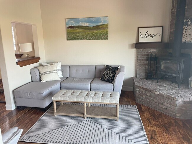 Building Photo - Beautiful 2 Bedrooms Plus Office, 3 Bathro...