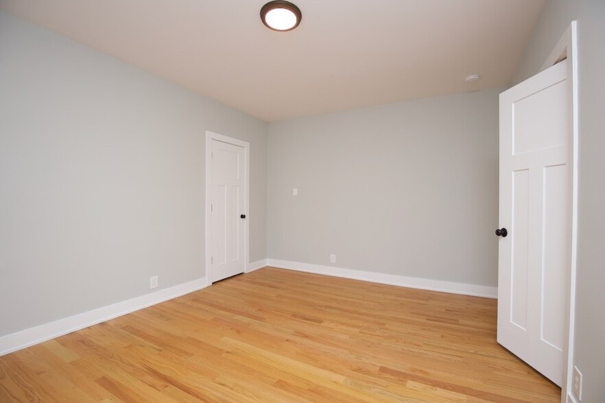 Building Photo - 4242 N Wolcott Ave