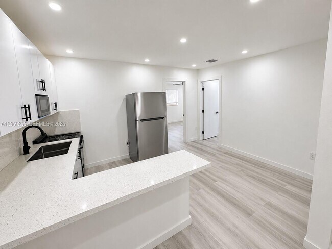 Building Photo - 1373 W 43rd Pl