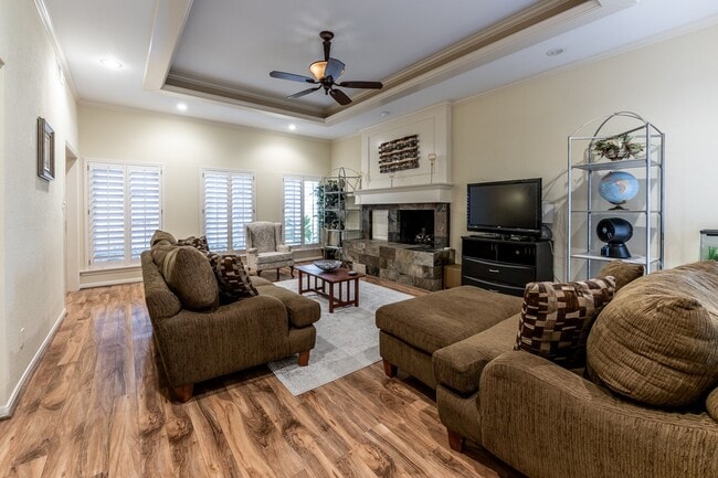 Building Photo - 422 River Oaks Dr