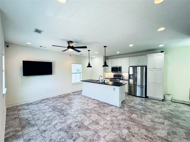Building Photo - 2716 Halcyon Dr