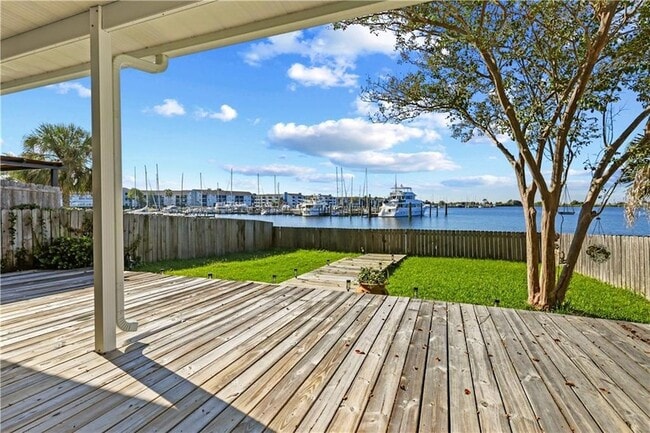 Building Photo - 1057 Marina Dr