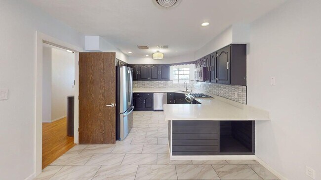 Building Photo - 403 Sunnyside Ave