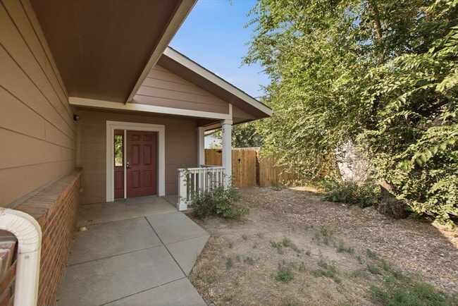 Building Photo - 1205 Raven Pl