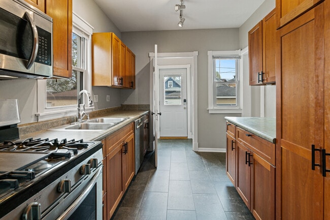 Building Photo - 540 Lyman Ave