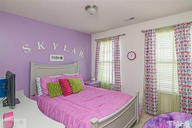 Building Photo - Room in 4 Bedroom Home at Bluegrove Rd