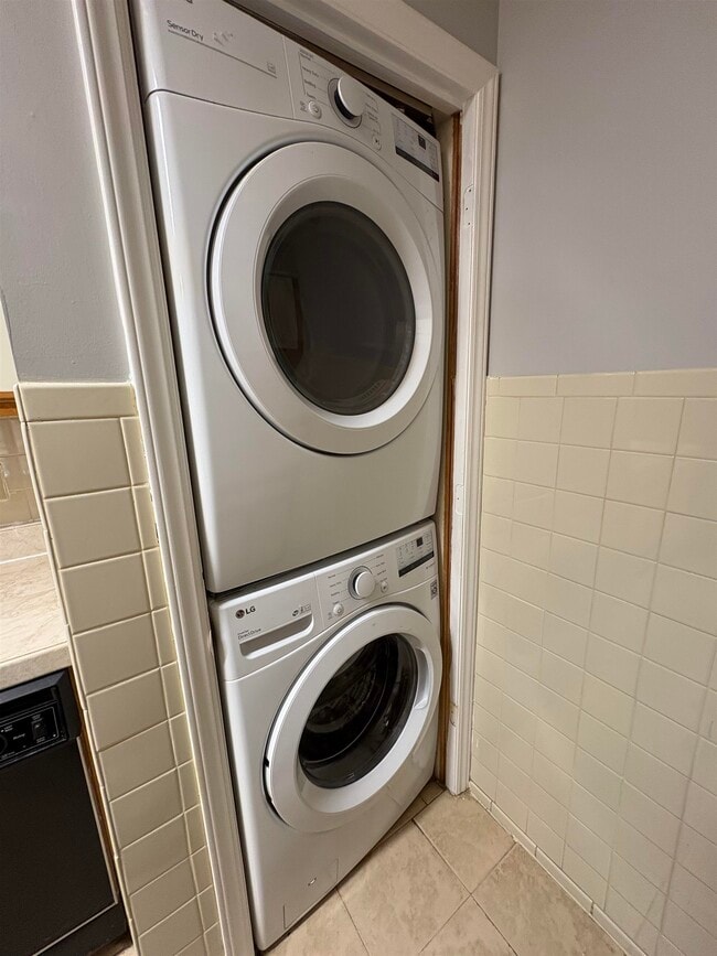 Building Photo - 922 Fairwood Lakes Dr