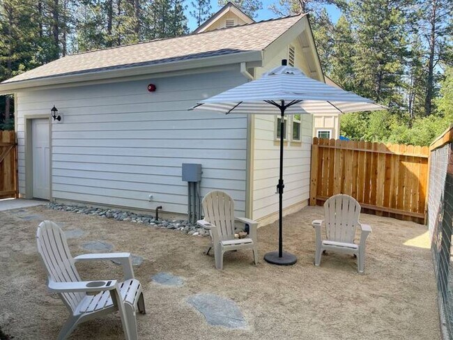 Building Photo - Modern 3 Bedroom 2.5 Bathroom House Close to Downtown Nevada City