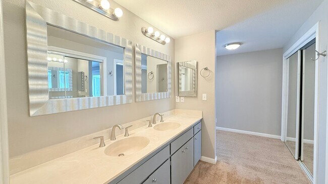 Building Photo - 750 N Paradise Valley Ct