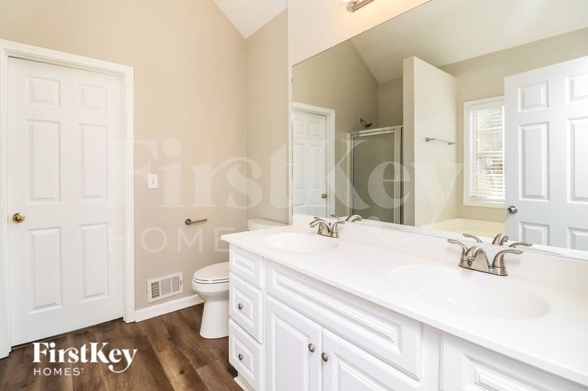 Building Photo - 5940 Seven Oaks Dr