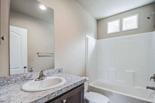 Building Photo - 1/2 off first month's rent and free Samsun...