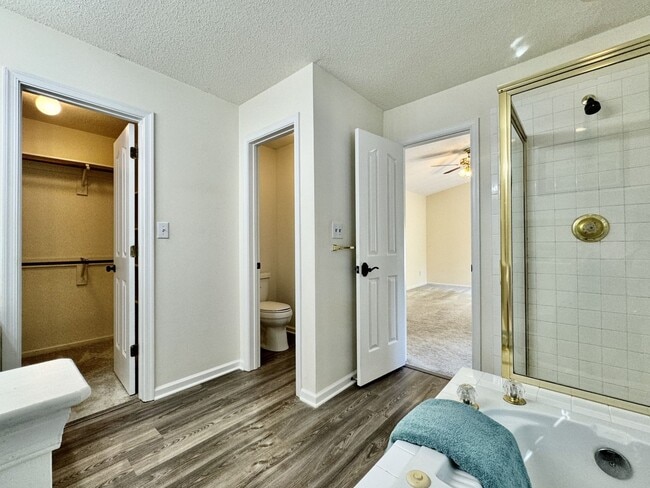 Building Photo - Available 08-08-25 in Cedar Crossing! A Pe...