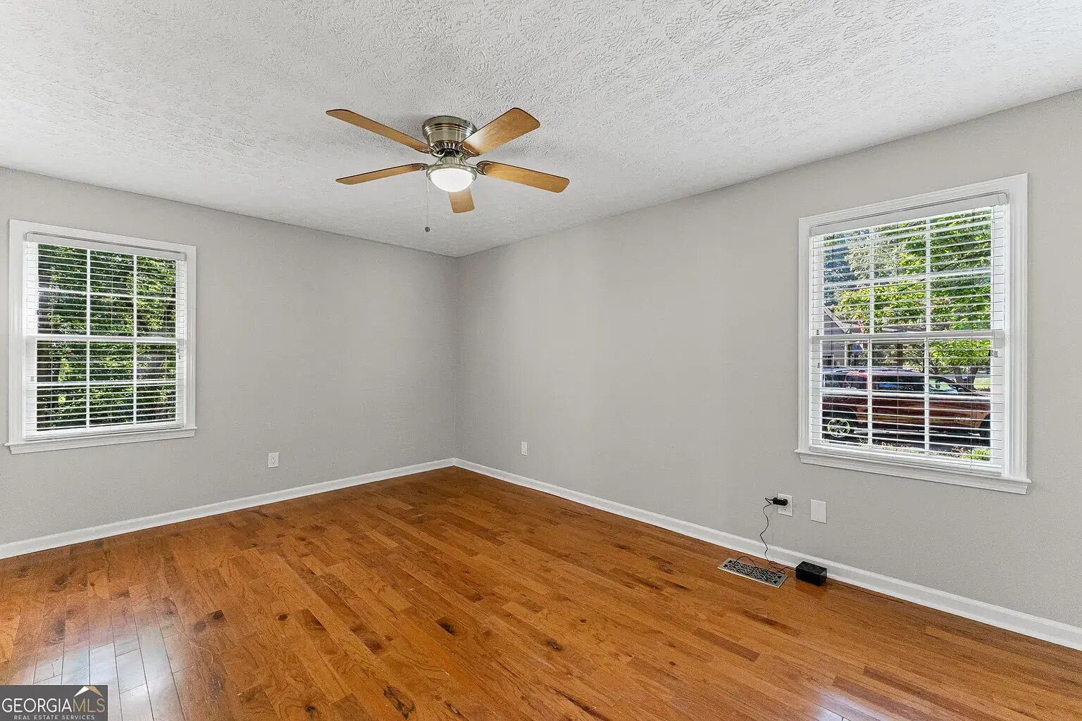 Building Photo - 220 Hollyridge Dr