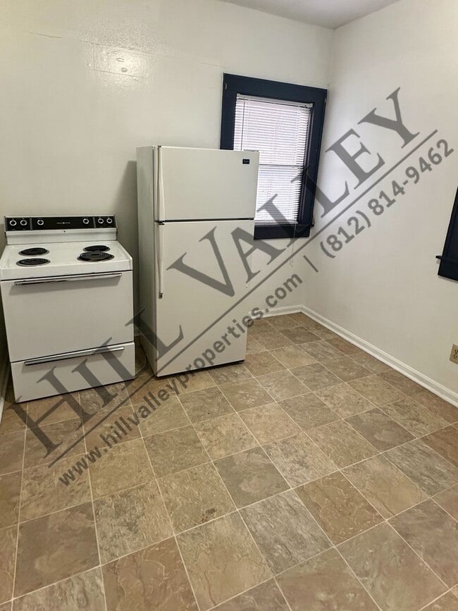 Building Photo - Two Bedroom Upper - All Utilities Paid