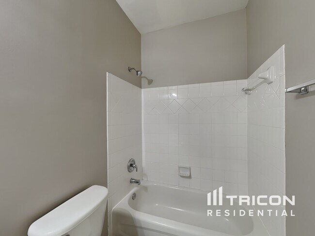 Building Photo - 716 Parkside Dr