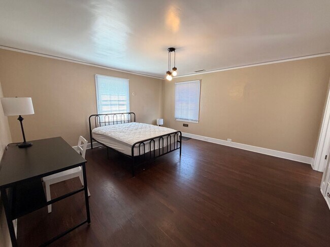 Building Photo - 200 E Morrison Ave