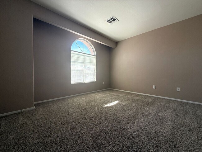 Building Photo - Beautiful 3-bedroom townhome in a desirable gated Green Valley community!