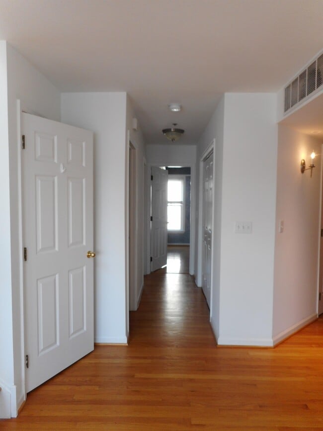 Building Photo - 207B Seneca Way