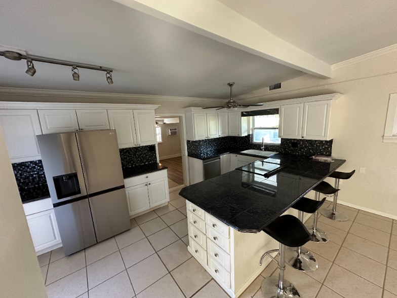 Building Photo - 1648 Maravilla Ave