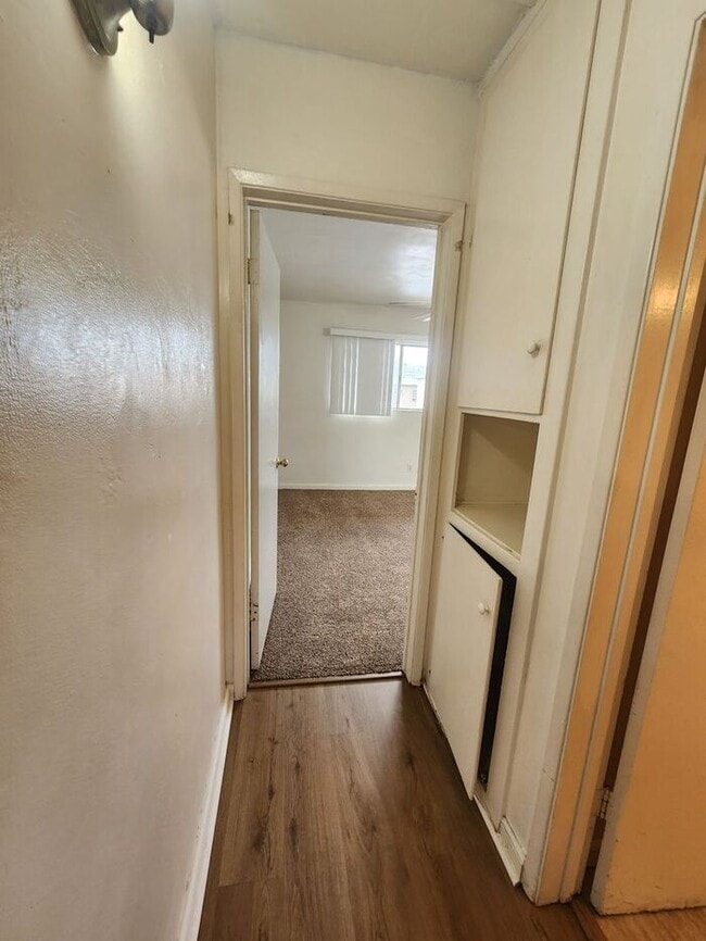 Building Photo - 1 Month Free !SPACIOUS 2BR/1BA Unit with p...