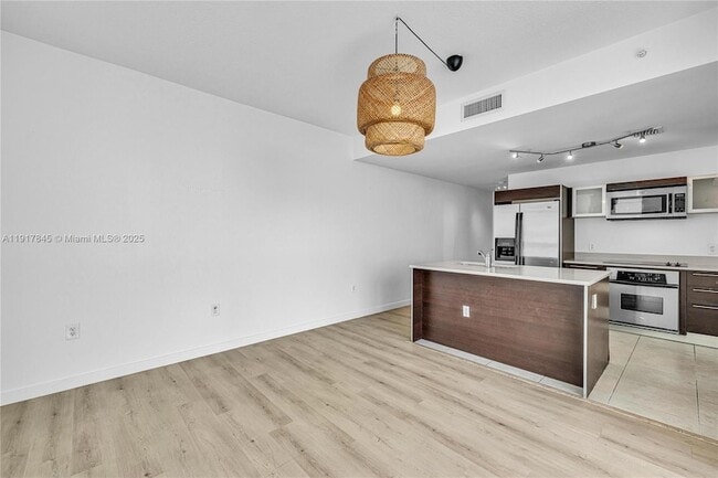 Building Photo - 1900 N Bayshore Dr