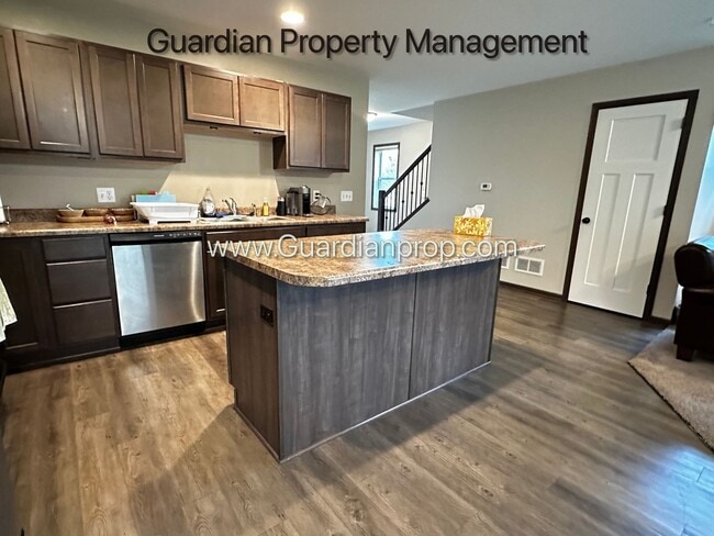 Building Photo - Lakeville Corner Unit, Walk out Patio, 2 C...
