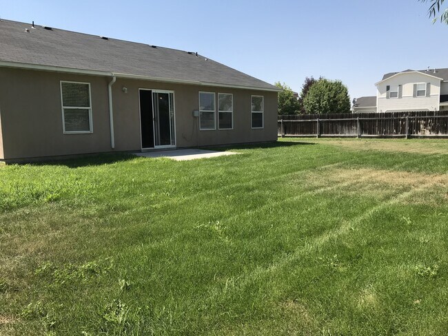 Building Photo - 3 bed/ 2 bath... 2 car garage... Single Level...In the Meadowbrook Subdivision.