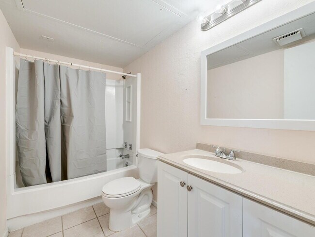 Building Photo - "Charming 3-2 Townhouse Near Shopping, Dining & Entertainment!"