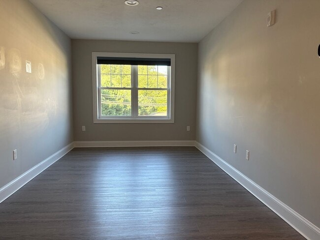 Building Photo - Bright, Spacious 2 bedroom condo in prime ...