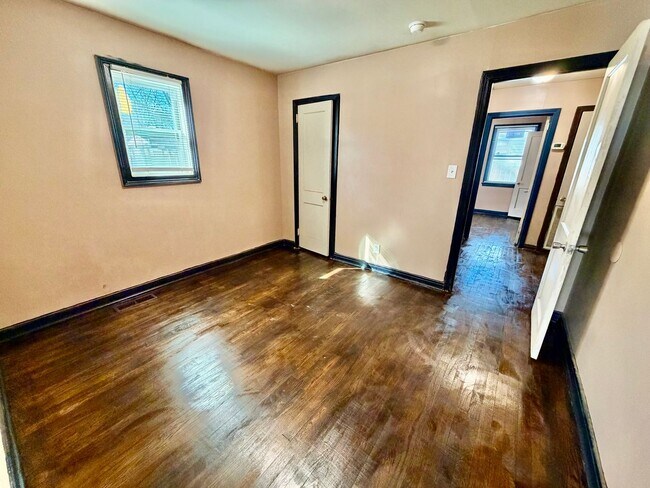 Building Photo - Central Location to Huntsville!