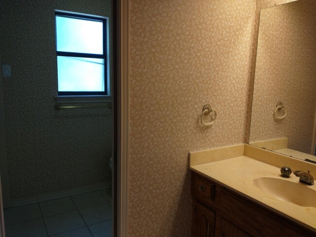 Building Photo - 606 Hillcrest Cir