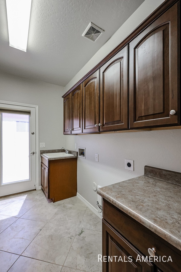 Building Photo - 3173 E Canyon Way