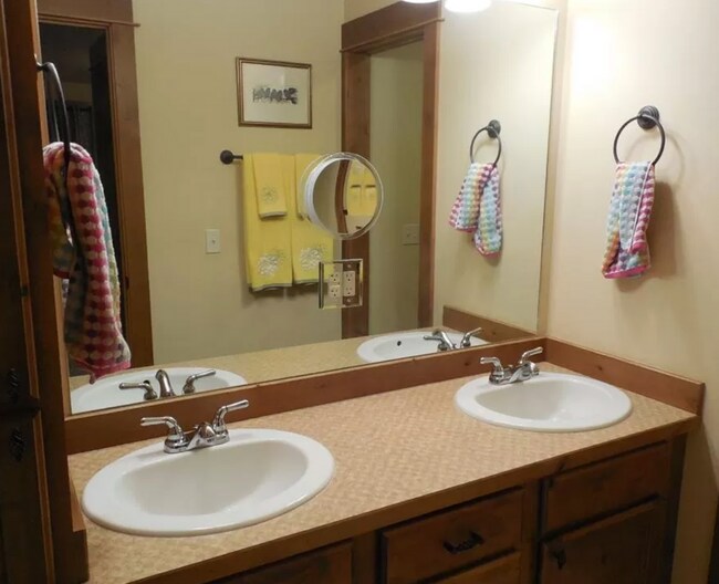 Building Photo - Beautiful 3 Bedroom Condo