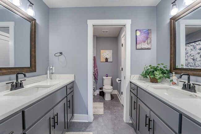 Building Photo - Spacious & Stylish 6-Bedroom Home in North...